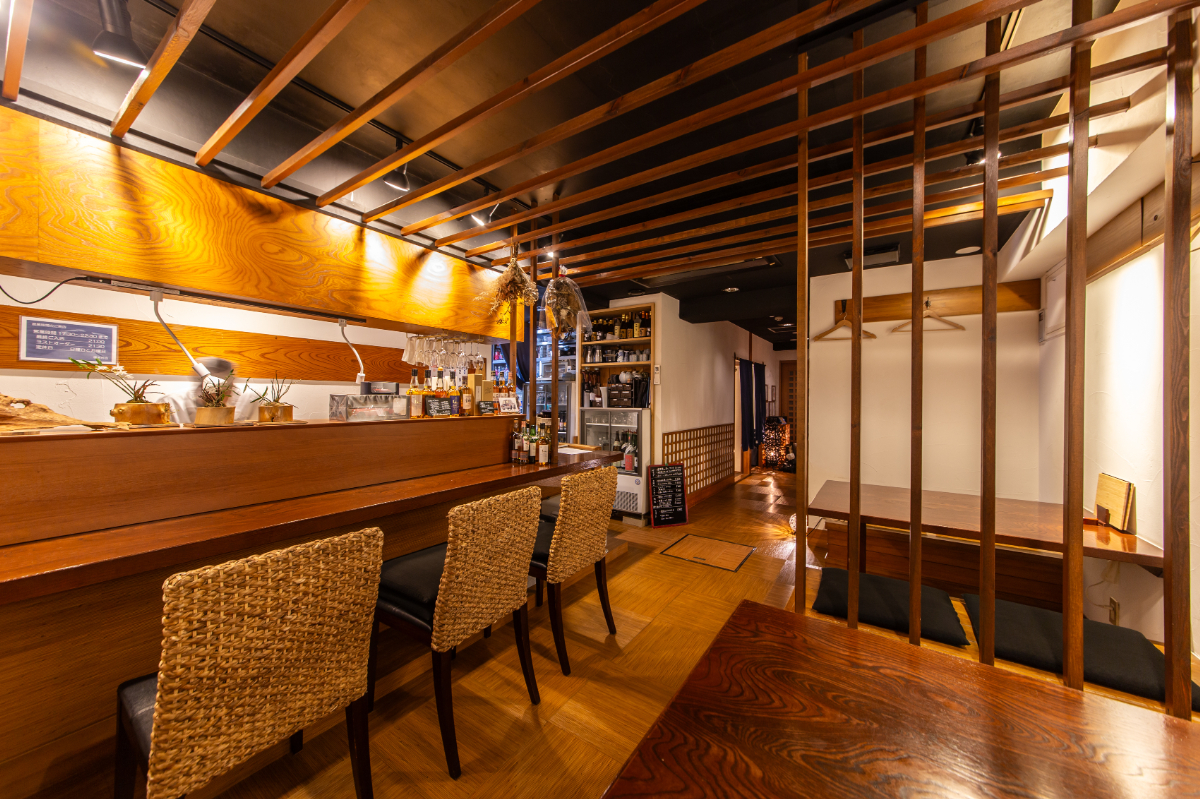 カウンターと小上がり